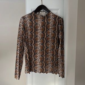 Mikey & Joey long sleeve snake skin top- size large